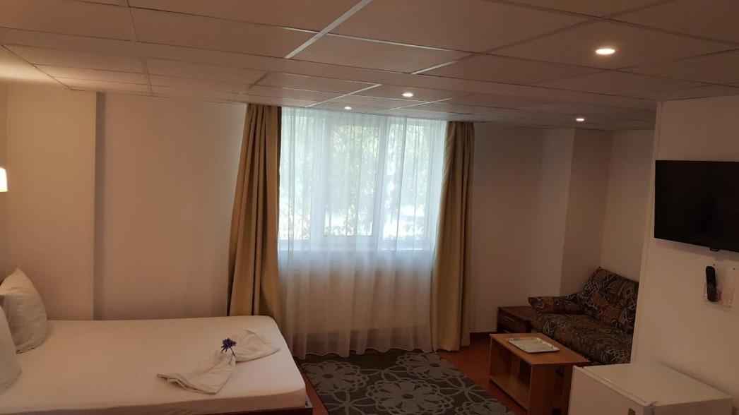Hotel Viva Ploiesti Ngoại thất bức ảnh