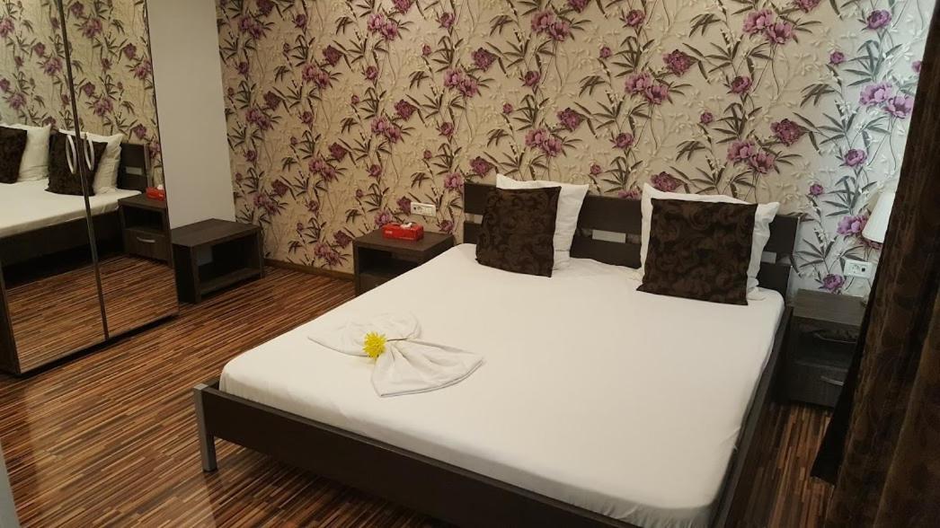 Hotel Viva Ploiesti Ngoại thất bức ảnh