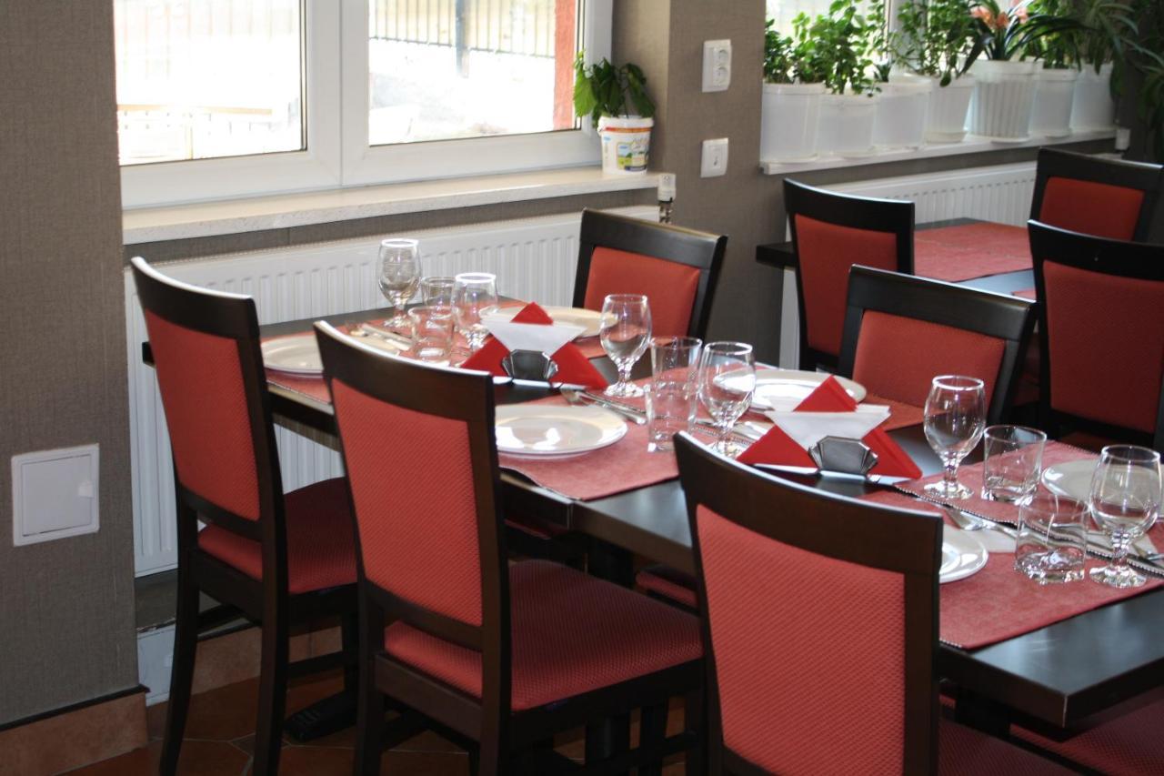 Hotel Viva Ploiesti Ngoại thất bức ảnh
